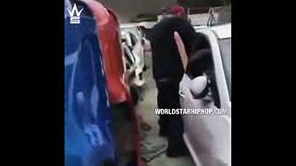 Mec se fait prendre Un Coups de Poup?e dans Un D?potoir