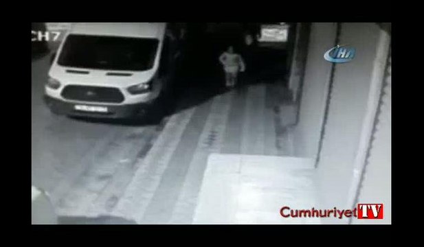 İstanbul’da çocuğuyla yürüyen kadına kapkaç şoku kamerada