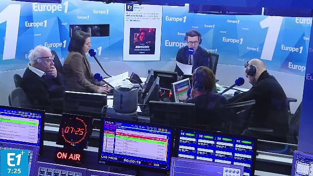 Amanda Lear au Salon de l'agriculture : Je viens de me casser un talon, Hall B2. Tu prends la voiture de Macron, tu files chez Eram