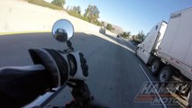 Un motard glisse sous la remorque d'un camion