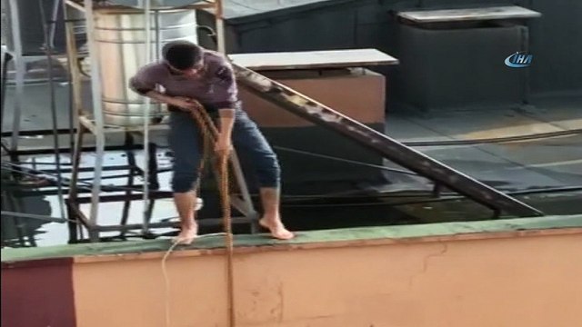 Güneş enerjisi paneli ve deposunu apartmanın damına iple çektiler