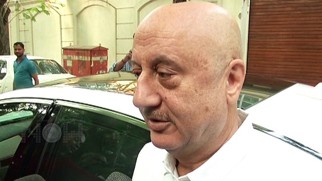 Emotional Anupam Kher CRIES & Says, Sridevi Is ALIVE | At SRIDEVI'S Funeral