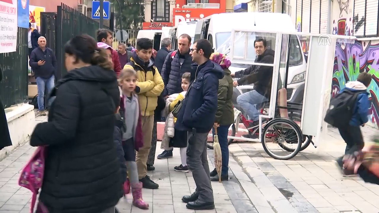 Çocukları üşümesin diye bisikleti 'okul taşıtına' dönüştürdü - İZMİR