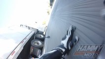 Un motard glisse sous la remorque d'un camion
