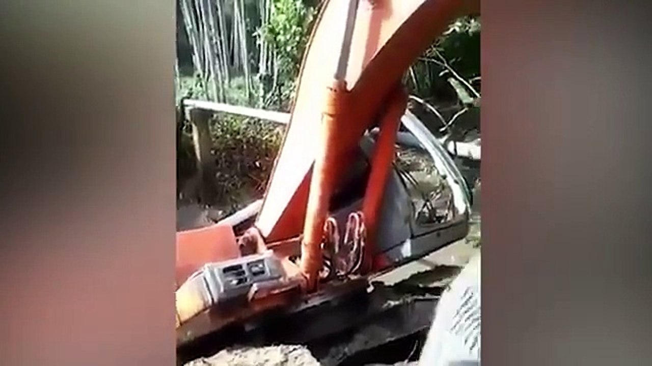 Opa!!...Hydraulic Excavator  Gone Wrong Damn