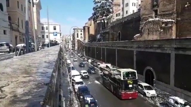 Rome tourists on open-top bus are irresistible snowball target