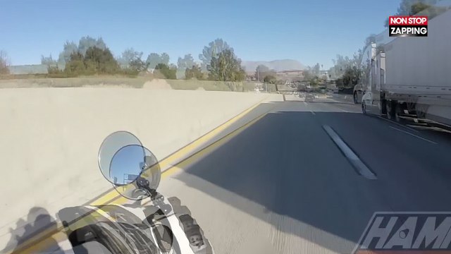 Californie : Un homme perd le contrôle de sa moto et glisse sous un camion (Vidéo)