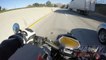Un motard passe sous un camion après un guidonnage