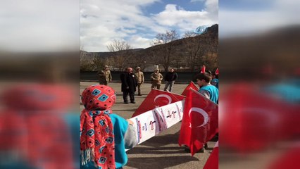 Minik yürekleriyle asker abilerine moral verdiler