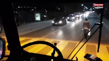 Frustrée de ne pas pouvoir monter dans le bus, une femme décide de se venger (Vidéo)