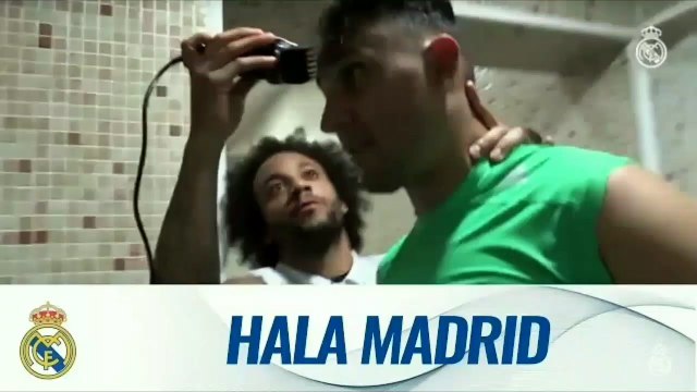 Marcelo shaves Keylor Navas' head!