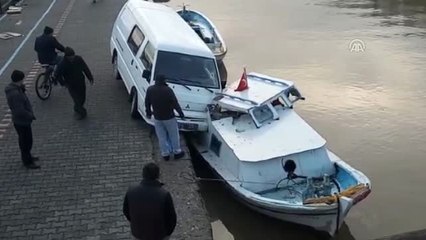 Minibüs Tekneye Çarptı