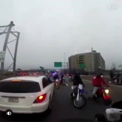 La police encercle une bande de motards mais ils réussissent à prendre la fuite