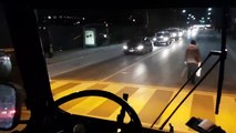 Le chauffeur du bus lui ferme les portes au nez, regardez comment elle se venge