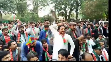 pti poor supporter was trying to meet imran khan in crowed | pak tv24 news