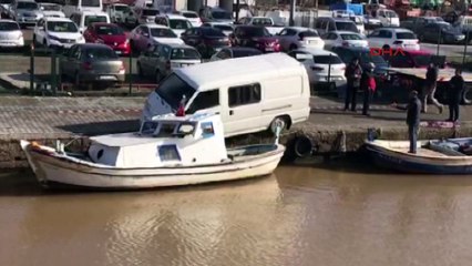 Çanakkale’de minibüs, tekneye çarptı