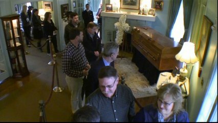 Thousands line North Carolina streets for Billy Graham procession