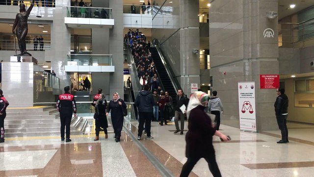 Beşiktaş-Fenerbahçe derbisinde izinsiz meşale yakan 5 şüpheli serbest bırakıldı- İSTANBUL