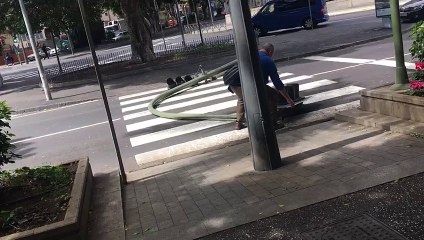 El fuerte viento derriba un semáforo en plena rambla
