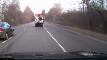 Quand deux voitures doublent un camion n’importe comment...