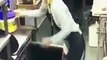 Une employée de restaurant fait tomber un gros pot de mayonnaise