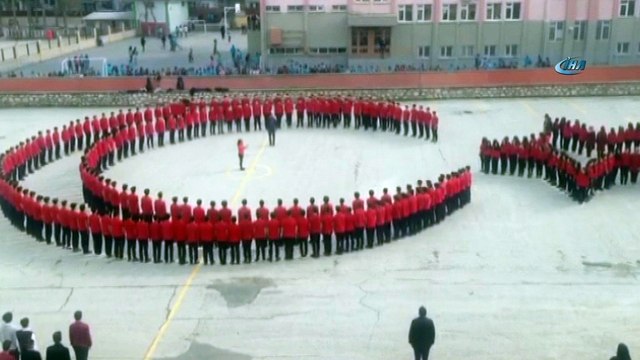 Öğrencilerden Mehmetçiğe ay yıldızlı koreografi ile destek