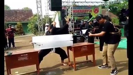 Il tente de briser un bloc de glace et se rate complètement... Douloureux