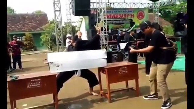 Il tente de briser un bloc de glace et se rate complètement... Douloureux