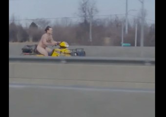 Nu sur un véhicule tout-terrain, il roule à contresens sur l'autoroute