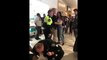 La star d'instagram Woah Vicky se fait arrêter par la police en plein centre commercial et résiste aux officier pour finir plaquée au sol