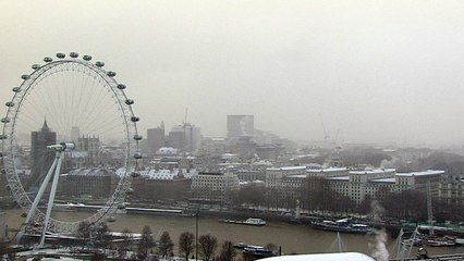 Timelapse footage shows snow fall around London Eye