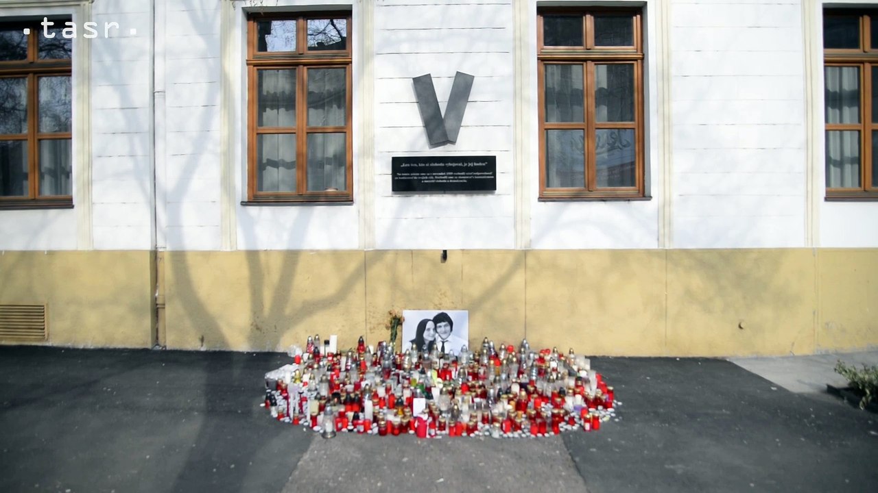 Spomienka: Kvety a zapálené sviečky pre Jána Kuciaka a jeho družku