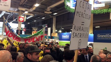 La Coordination rurale manifestent contre le CETA et le Mercosur lors de l'inauguration de l'espace Grand Est au salon de l'agriculture