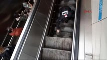 Maslak Metrosunda Yürüyen Merdiven Boşluğuna Düşen Kişi Kurtarıldı