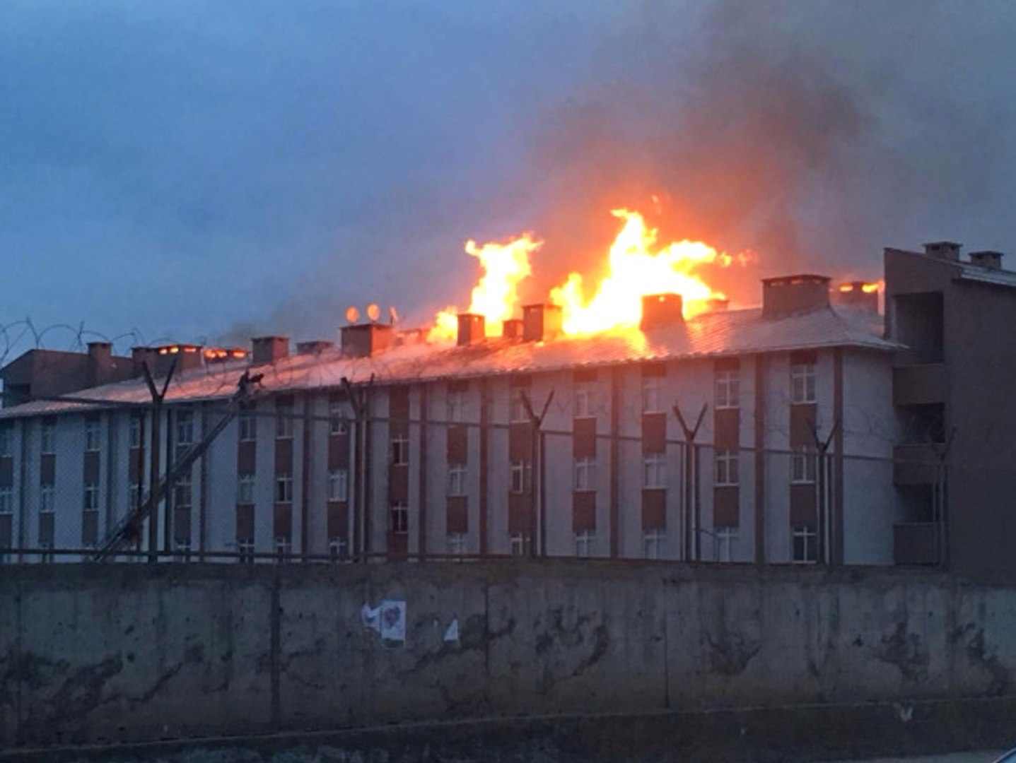 Ağrı'da Tugay Komutanlığı Yatakhanesinde Korkutan Yangın - Dailymotion Video