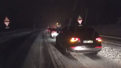 Скачать видео: Las nevadas complican la circulación en las carreteras catalanas