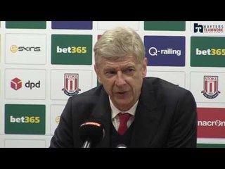 Wenger 'unaffected' by plane banner