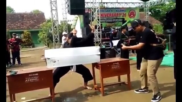 Un maitre en arts-martiaux essaie de casser deux énormes blocs de glace