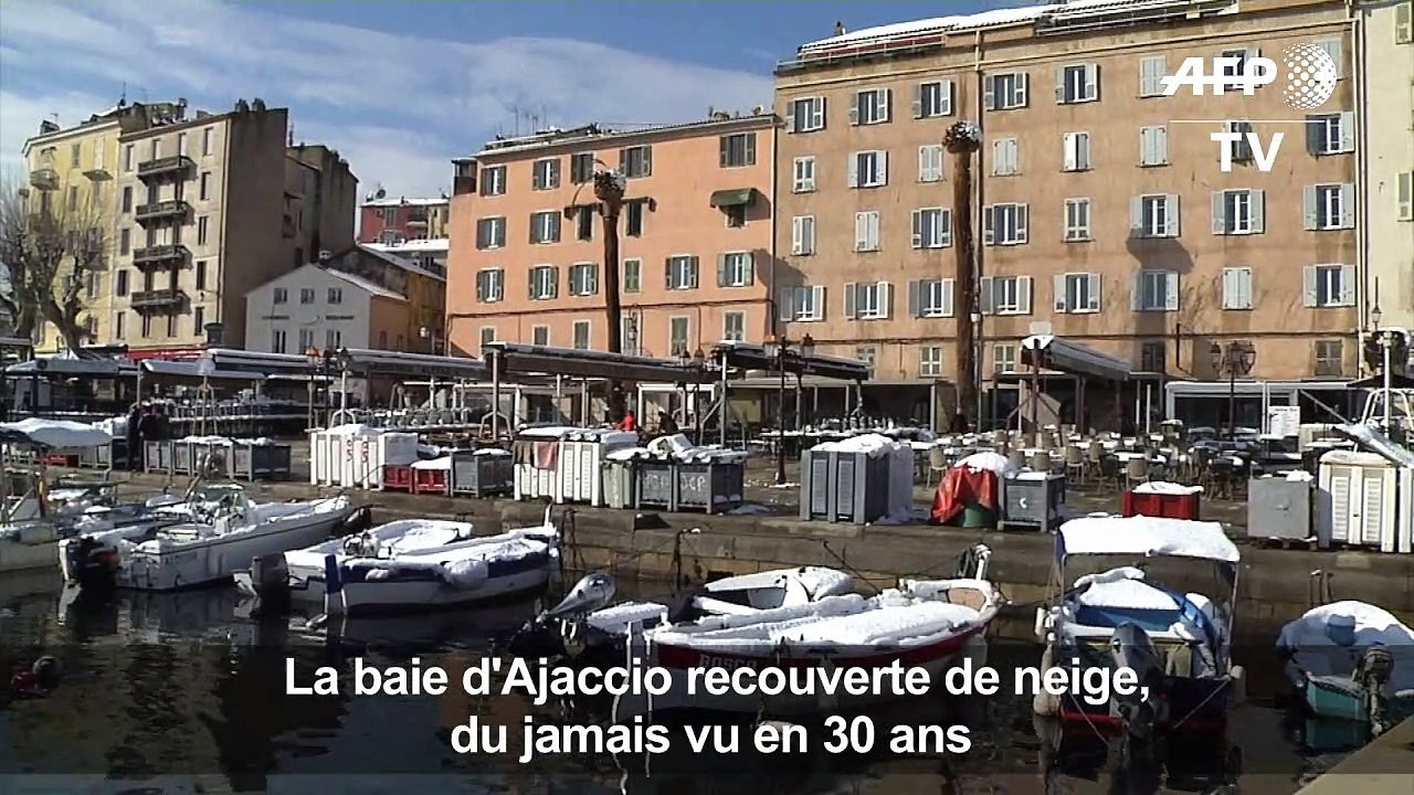 La baie d'Ajaccio recouverte de neige, du jamais vu en 30 ans