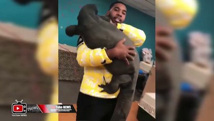 VIRAL KOMODO DIGENDONG SEORANG PRIA