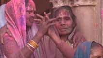 Las viudas de la India desafían la tradición con una lluvia de color y flores