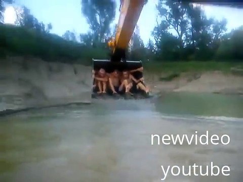 Des russes prennent un bain avec une pelleteuse... Fou ces russes