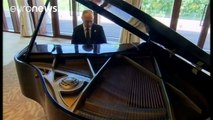 Putin plays piano while awaiting Chinese leader Xi Jinping, Beijing