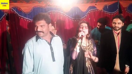 Pakistani Actress Aaima Khan funny mood in wedding