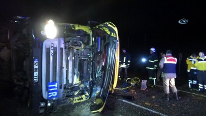 Tuğla yüklü tır devrildi: 1 Ölü