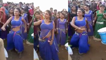 indian girl dance in road maza aa gya