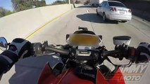 Un motard perd le contrôle et passe sous un camion ! WTF