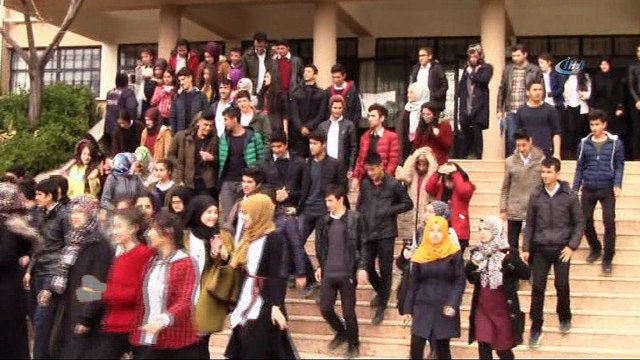 İtfaiye ekipleri tatbikat ile yangın ve deprem eğitimi verdi