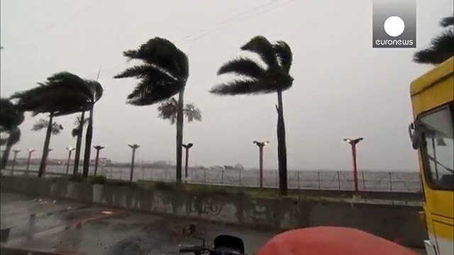 Typhoon Koppu begins battering the Philippines