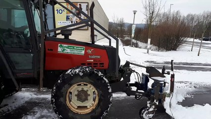 A Montbard, des commerces ont fait appel à des professionnels pour déneiger leurs parkings